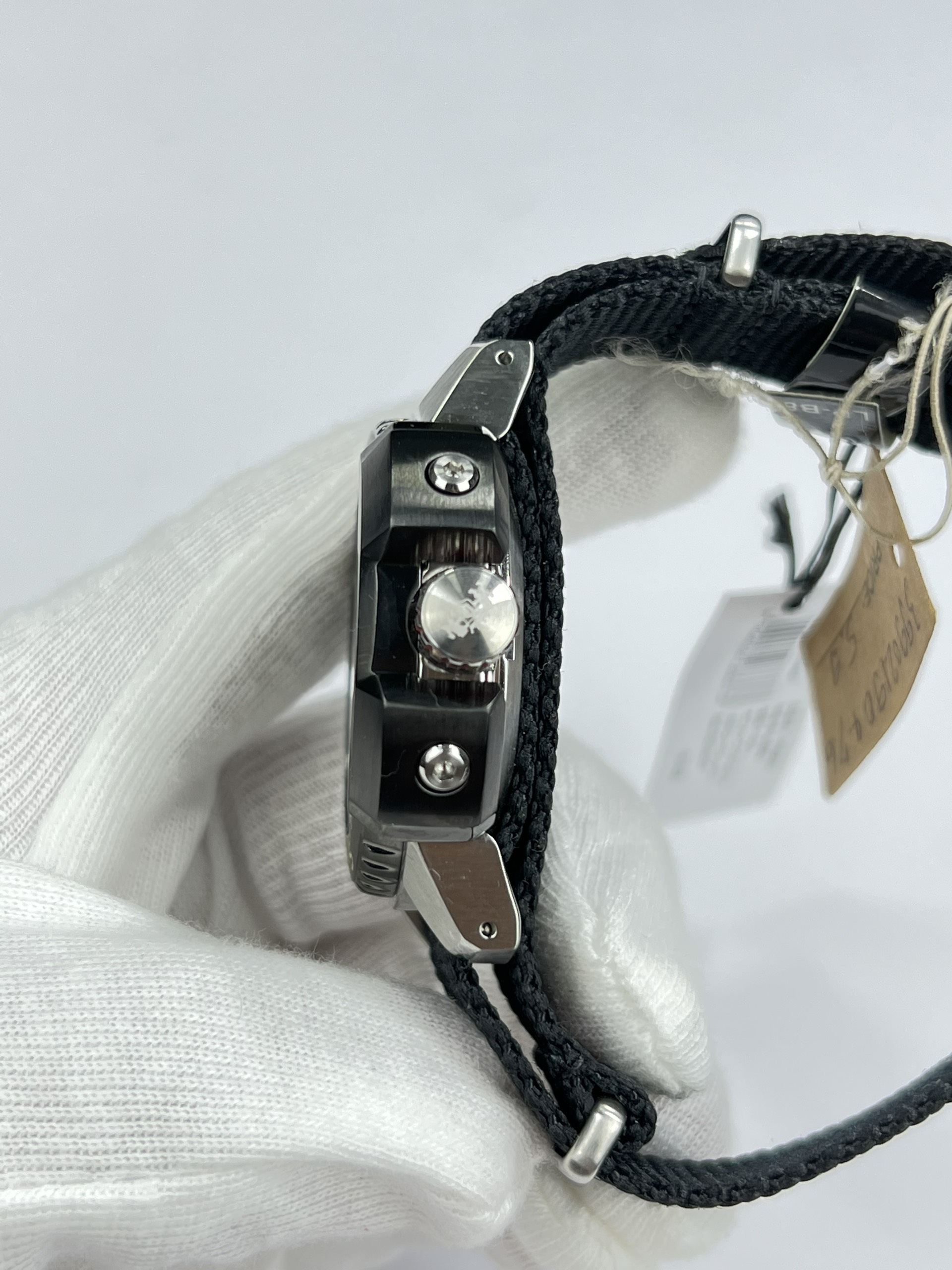 33-56995540-01f2-4650-a1b1-1276615ee75a