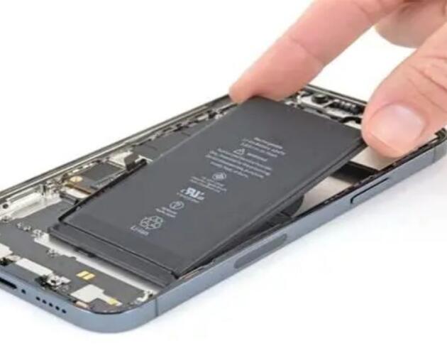 thay-pin-iphone-12-pro-3