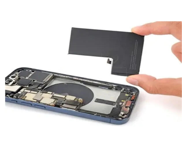 thay-pin-iphone-15-pro-9