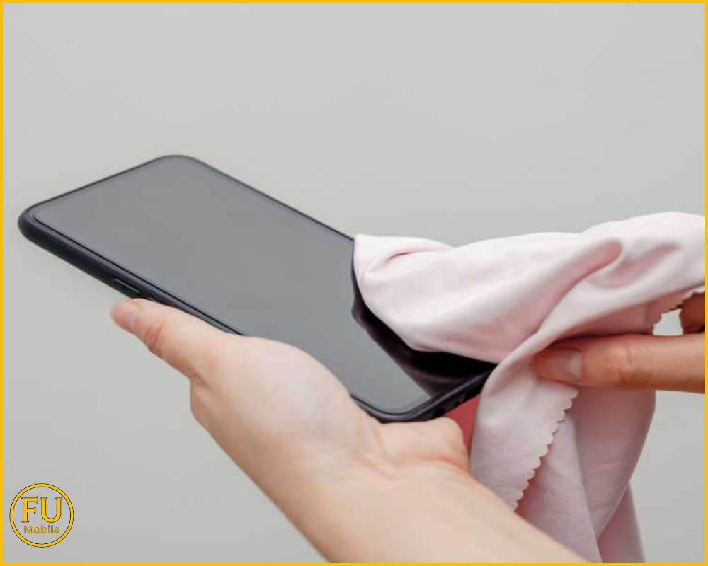 Dùng khăn Microfiber lau sạch màn hình điện thoại cảm ứng nhẹ nhàng để bảo vệ lớp keo ron mới