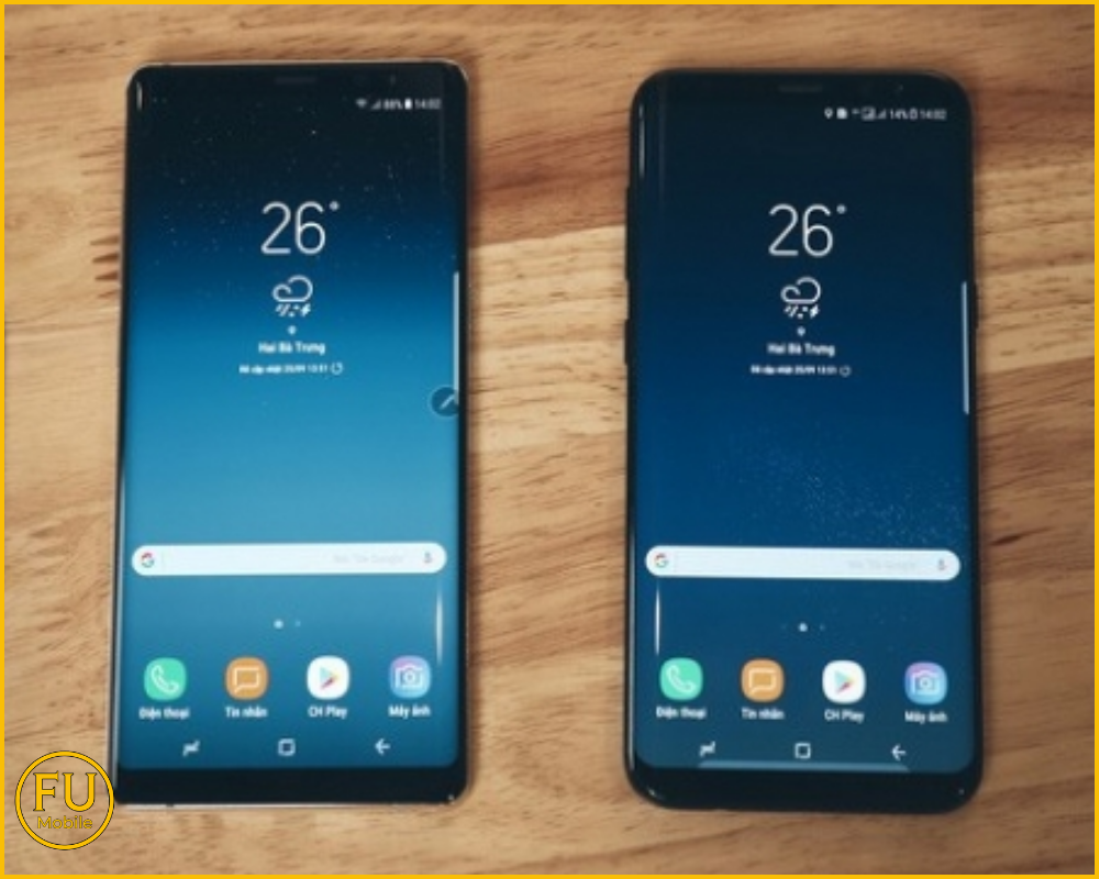 Màn hình điện thoại bị hở sáng (trái) và màn hình bình thường (phải)
