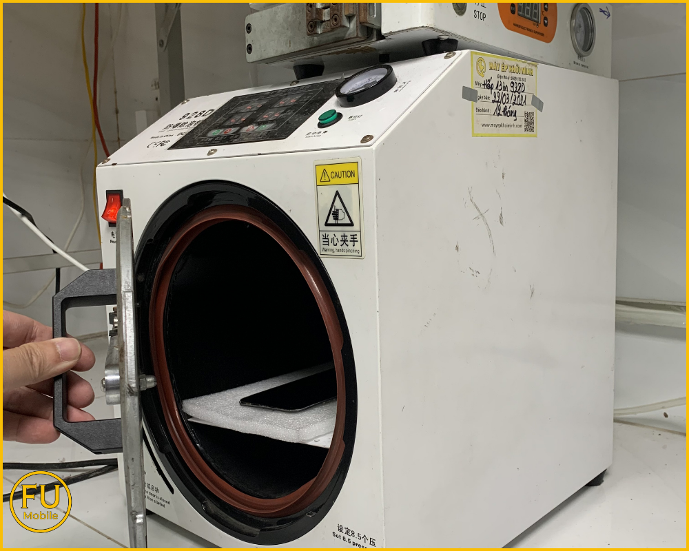 Máy ép chân không loại bỏ hoàn toàn không khí trước khi dán kính