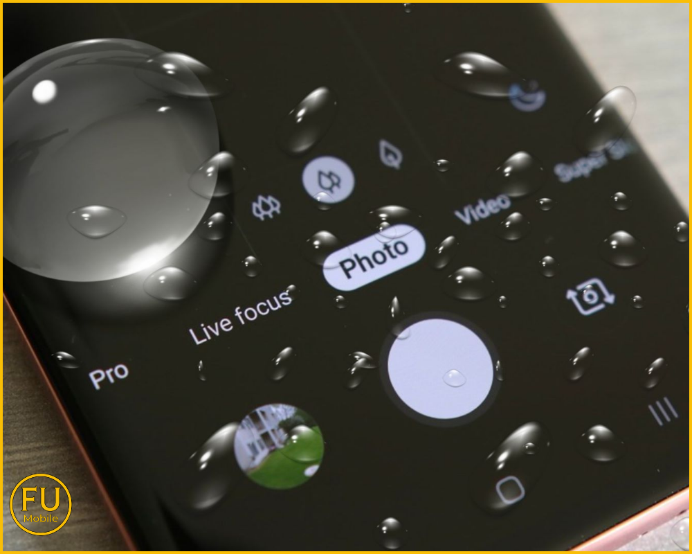 Nhỏ giọt nước lên bề mặt kính điện thoại để kiểm tra