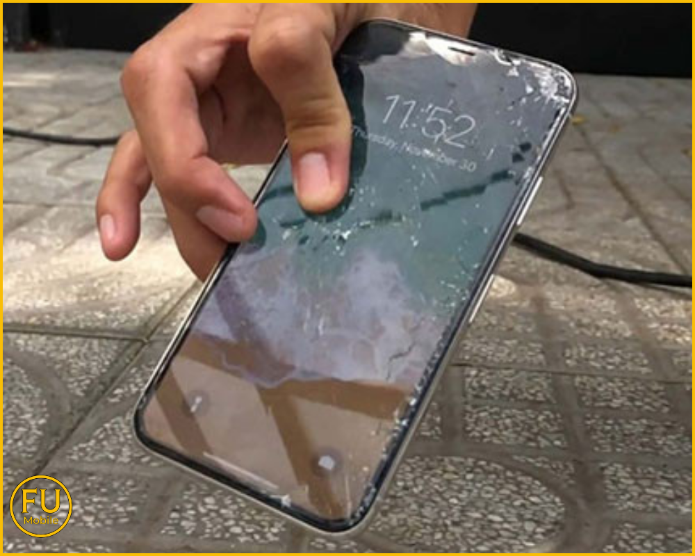 Trường hợp vỡ kính nhẹ có thể dán cường lực tạm thời