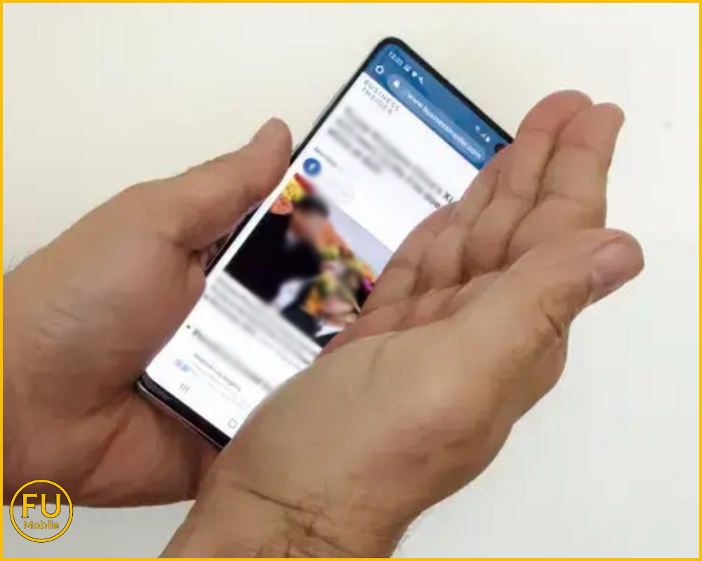 Đặt cạnh bàn tay vuông góc với màn hình để chụp ảnh màn hình