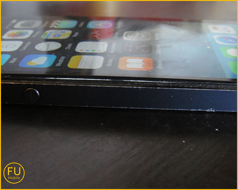 Hở viền màn hình làm bụi bẩn dễ lọt vào bên trong