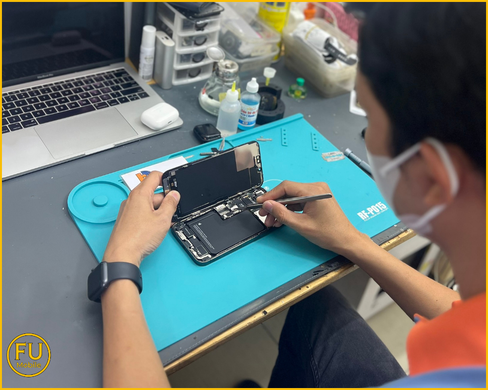Kỹ thuật viên FU Mobile thực hiện thay pin chính hãng để khắc phục lỗi điện thoại bị hở màn hình