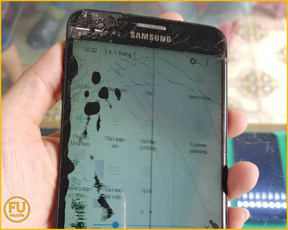 Màn hình Samsung bị lem màu, loang mực có thể do rơi rớt hoặc va đập mạnh trong quá trình sử dụng