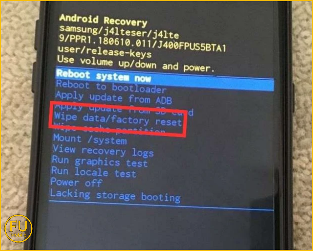 Sử dụng các phím Tăng âm lượng và Giảm âm lượng để di chuyển đến tùy chọn Wipe data/factory reset