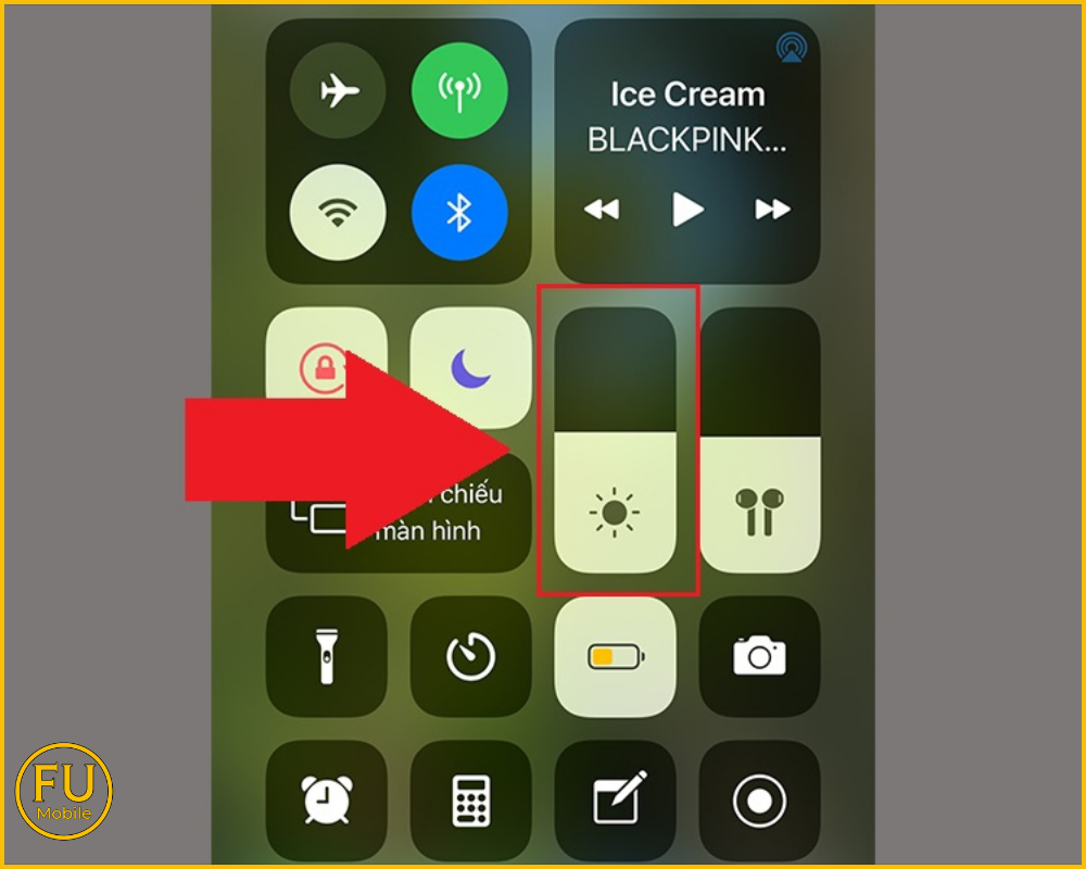 Điều chỉnh độ sáng màn hình iPhone trong Trung tâm điều khiển