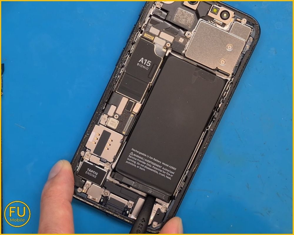 iPhone 13 pin chai, xài nóng máy cần thay mới