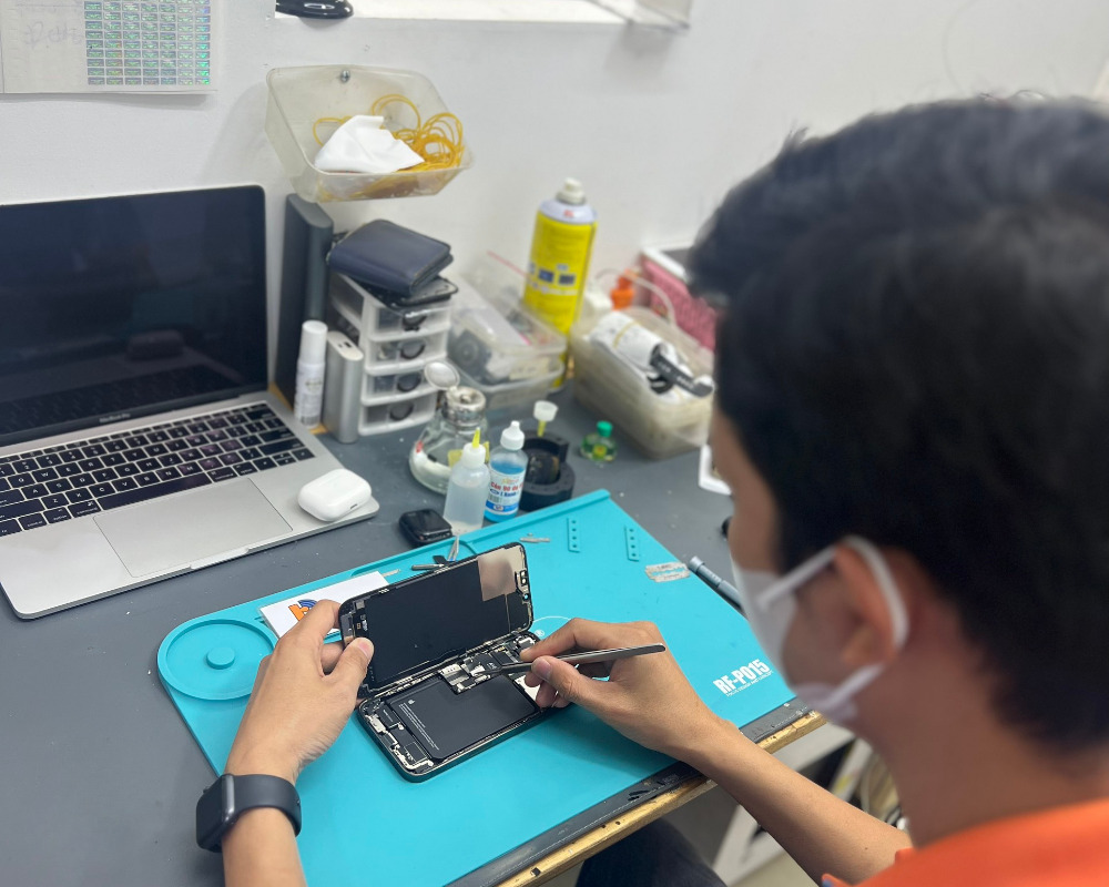 Kỹ thuật viên FU Mobile tiến hành thay pin