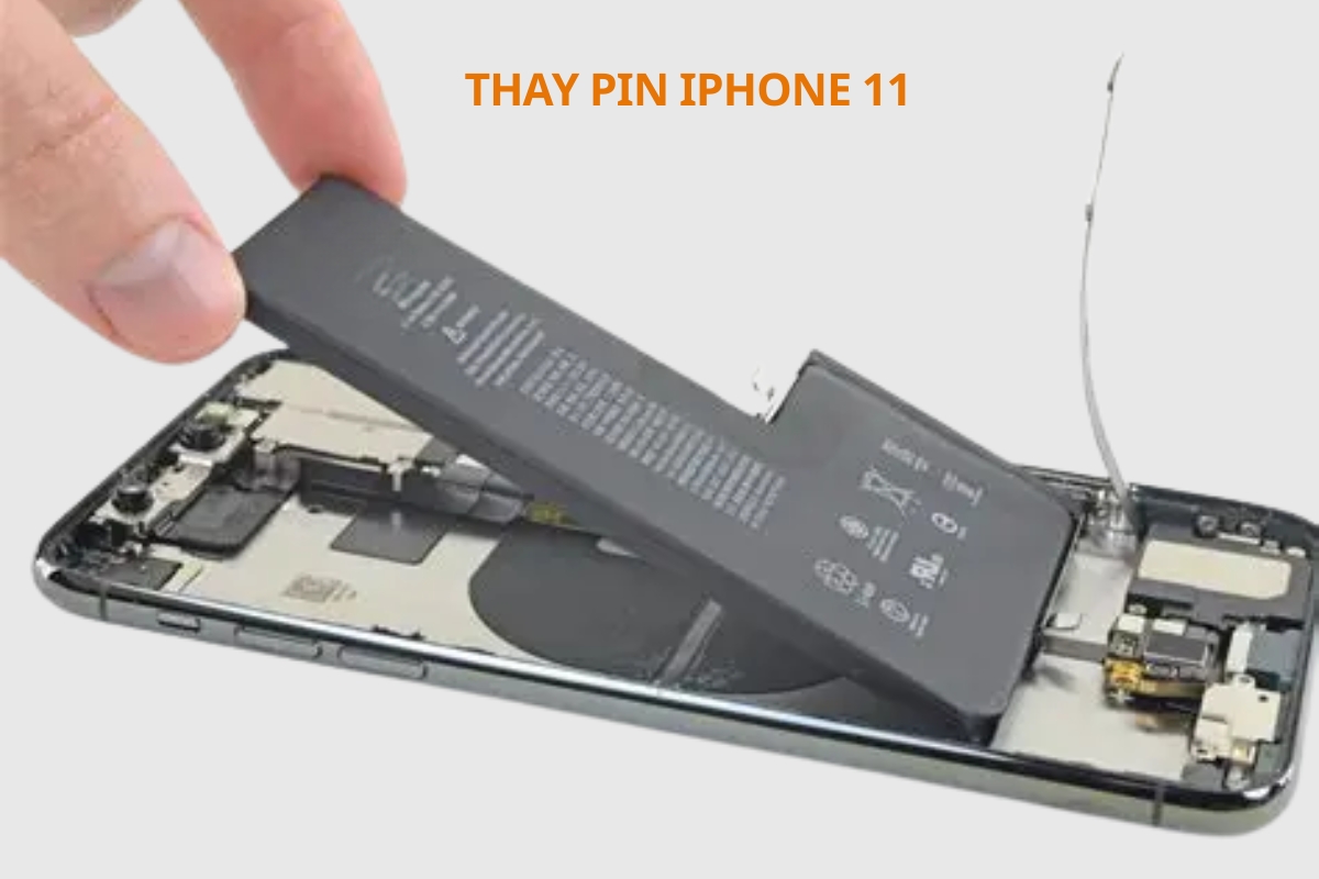 Kỹ thuật viên đang thay pin iPhone
