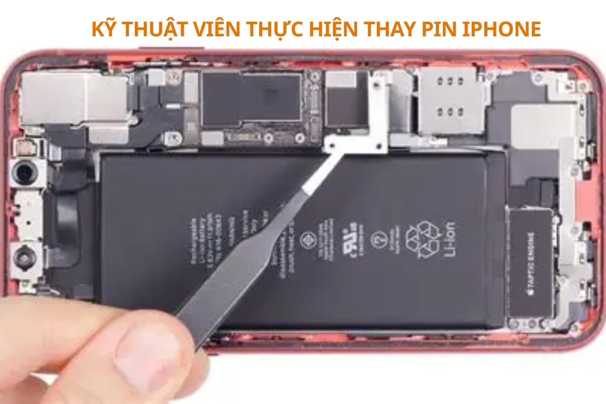 Thao tác kỹ thuật viên thay pin iPhone mới