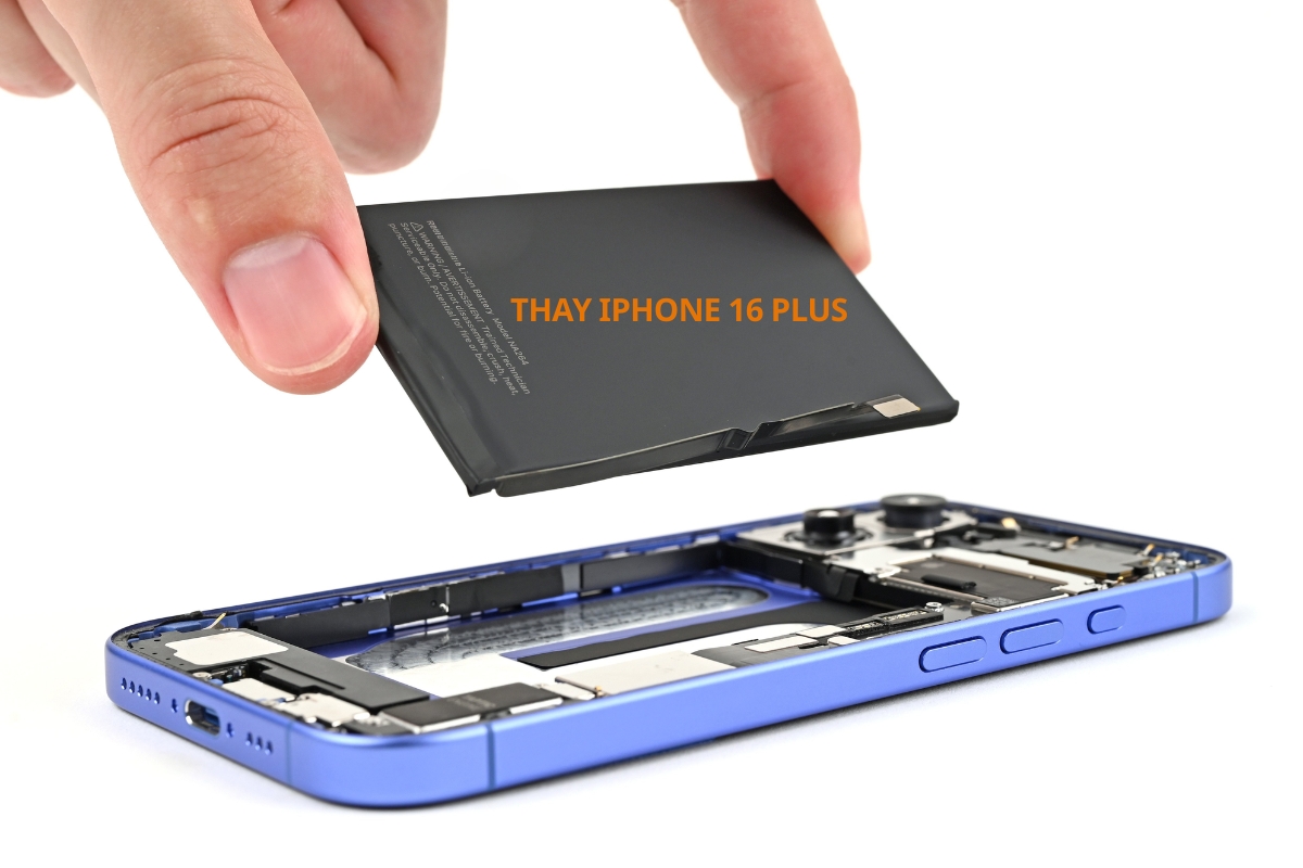 Kỹ thuật viên thay pin IP 16 Plus