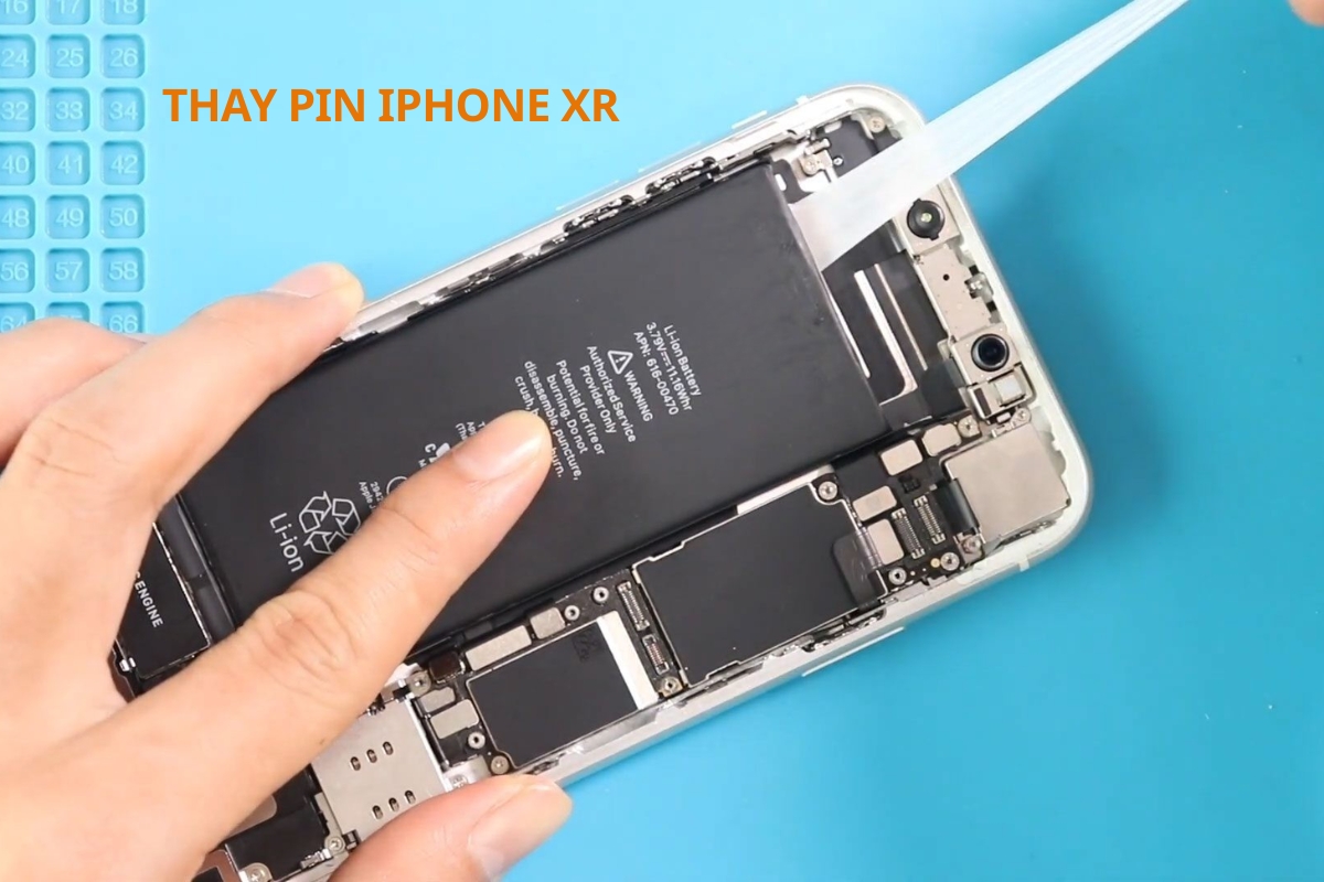 Thao tác thay pin iPhone XR