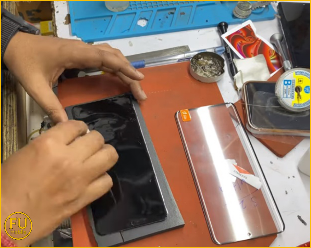 Ép kính Samsung S22 – giải pháp triệt để cho vết xước sâu