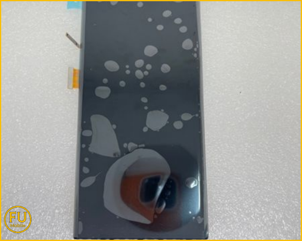 Màn hình bị bọt khí hoặc bụi bẩn lọt vào