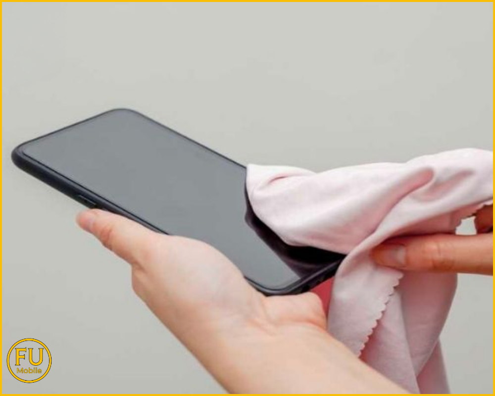 Vệ sinh màn hình điện thoại bằng khăn mềm