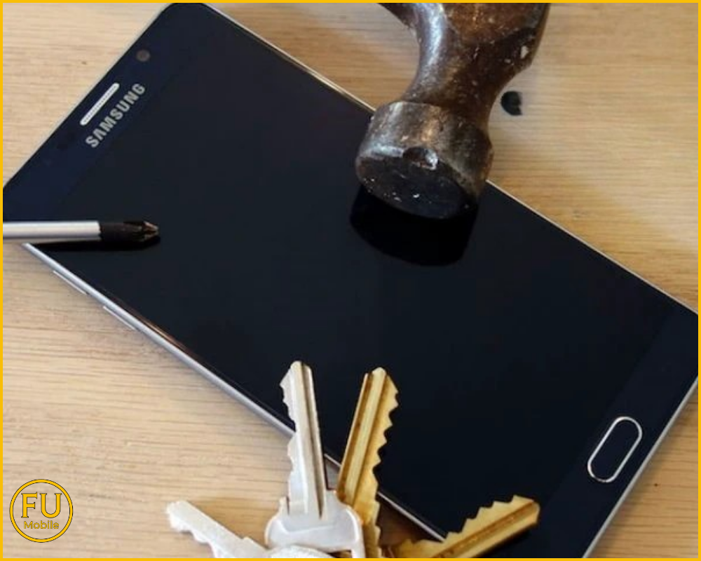 Để điện thoại chung với vật sắc nhọn trong túi hoặc balo khiến mặt kính dễ vỡ