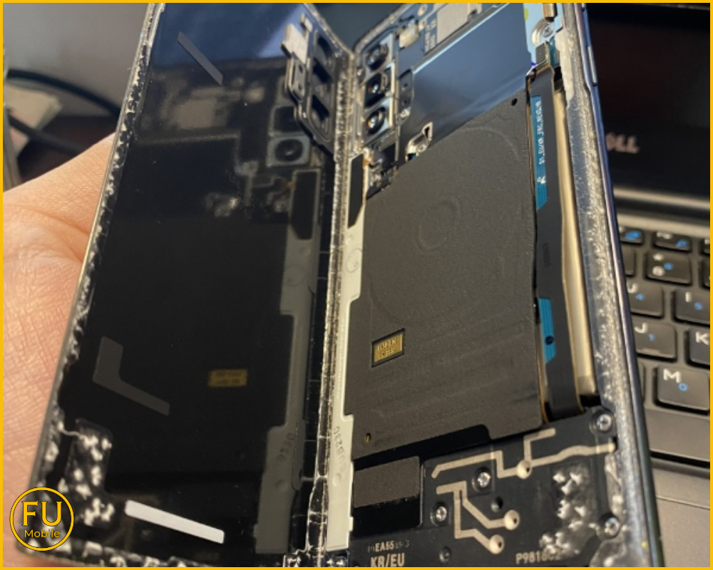 Tại các cửa hàng không uy tín, linh kiện zin trong máy (pin, camera) có thể bị thay thế