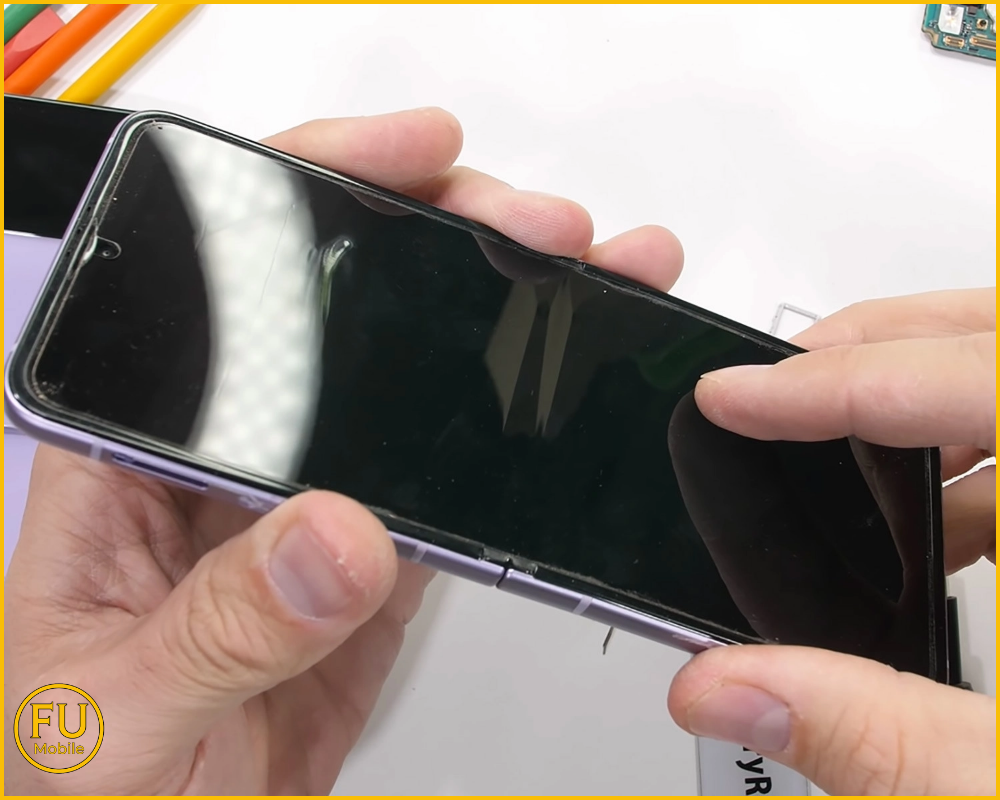 Dán tạm miếng PPF để che kín vùng nứt, tránh các mảnh kính nhỏ làm xước tay