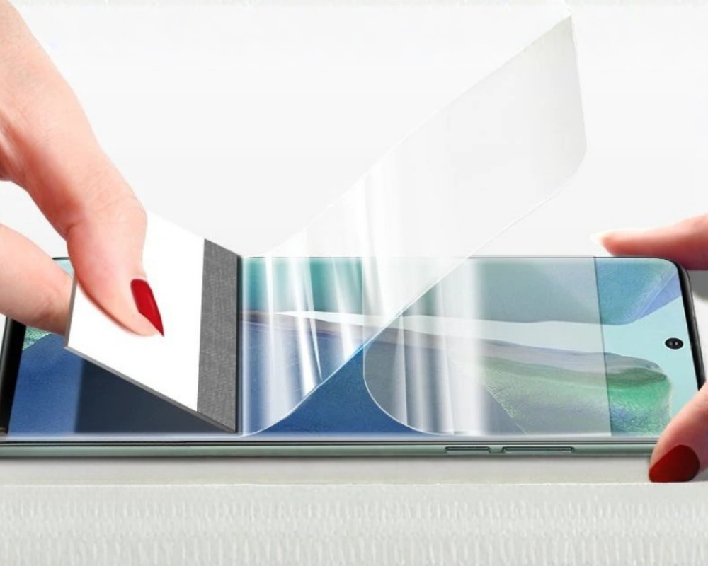Dán bảo vệ ngay sau ép kính hạn chế trầy xước