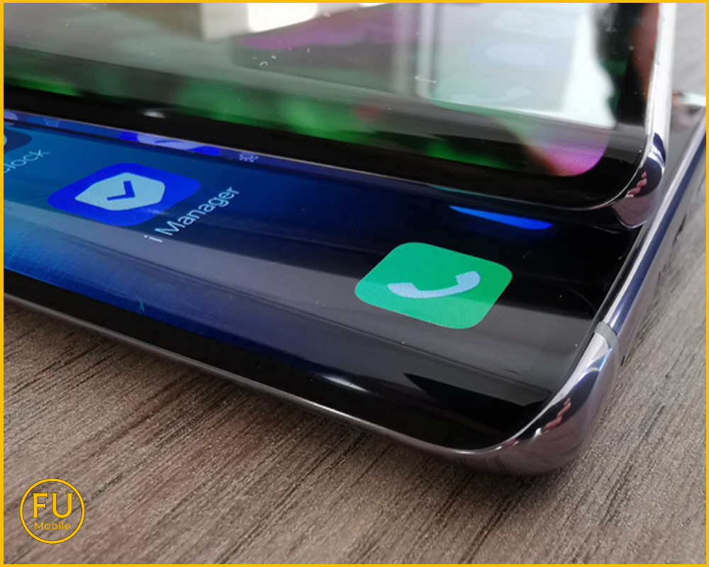 Ép kính màn hình cong đòi hỏi sự khéo léo và dụng cụ hỗ trợ chuyên dụng để không làm rách lớp phim