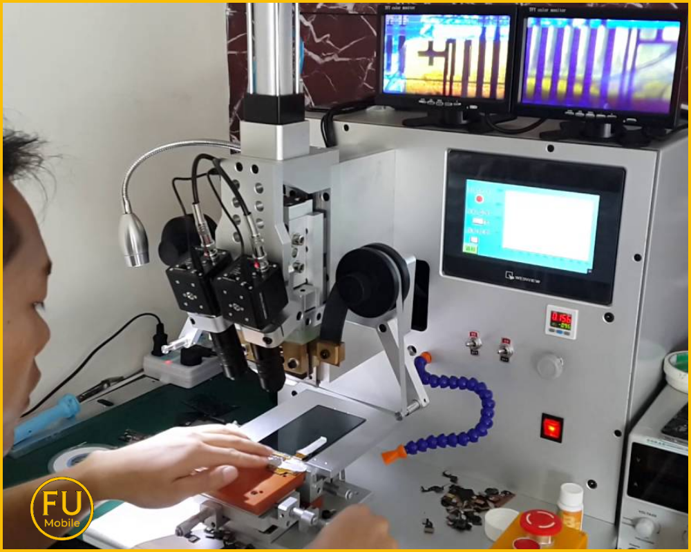 Khách hàng có thể quan sát quy trình ép kính