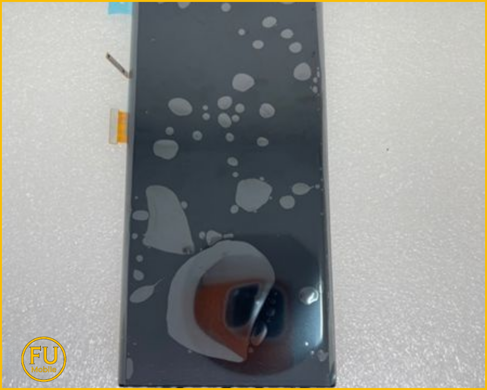 Hình ảnh điện thoại có nhiều bọt khí sau khi ép kính