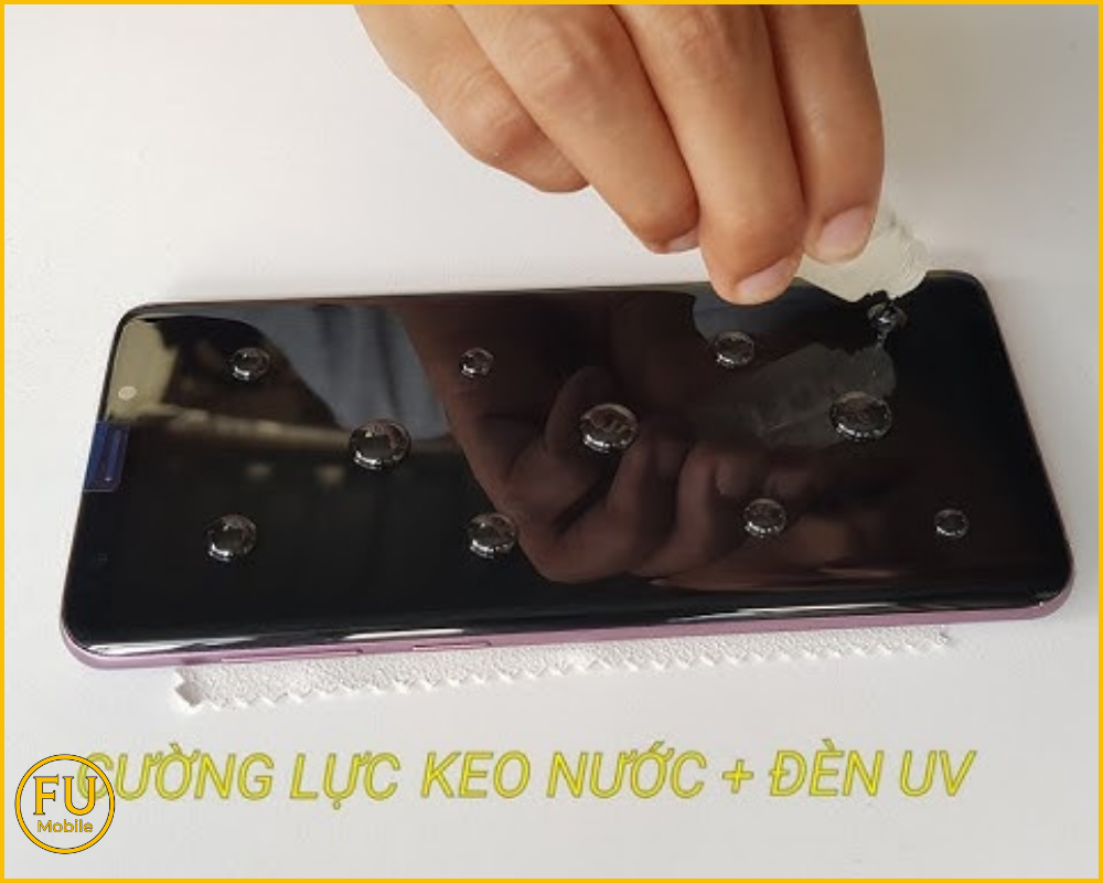 Keo nước dạng keo lỏng, dễ chảy lan vào linh kiện bên trong