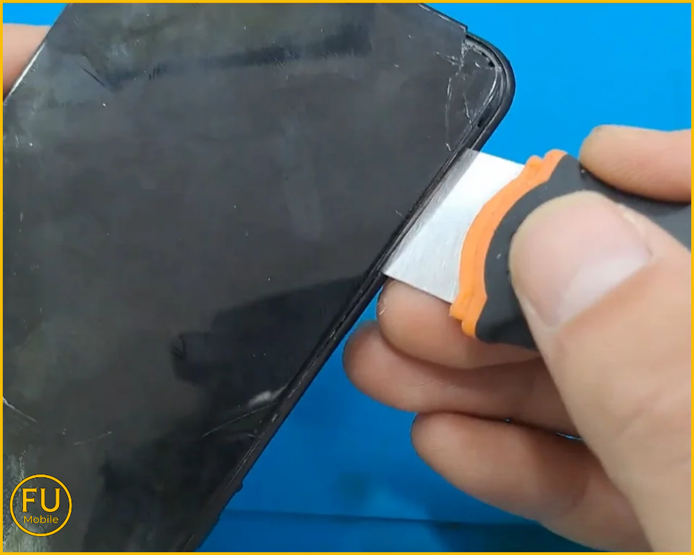 Dùng dụng cụ mỏng tách keo