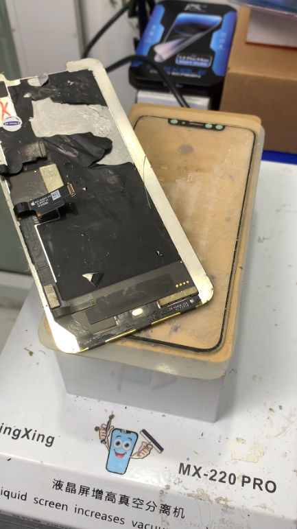 Tách lớp kính cũ bằng máy hút và máy cắt chuyên dụng