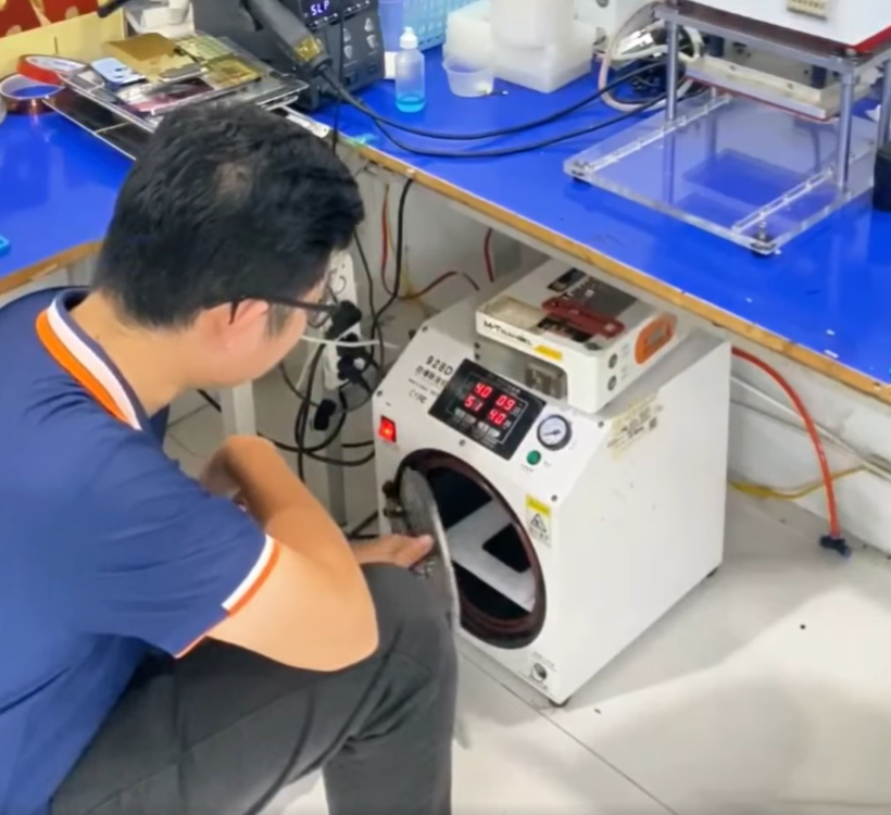 Đưa màn hình vào buồng hấp chuyên dụng