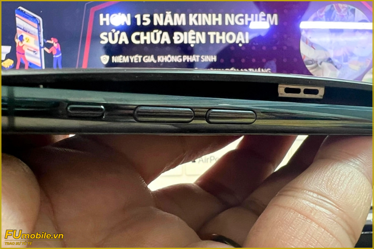 iPhone 11 Pro pin phù đội màn hình lên