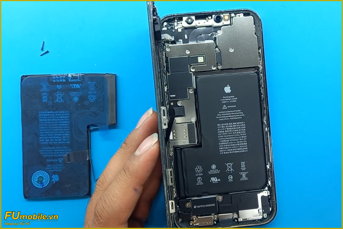 iPhone 12 Pro Max pin chai, phù cần thay mới