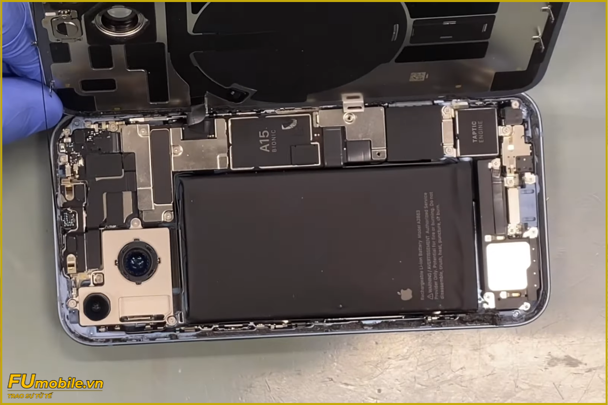 iPhone 14 pin chai phù cần thay mới