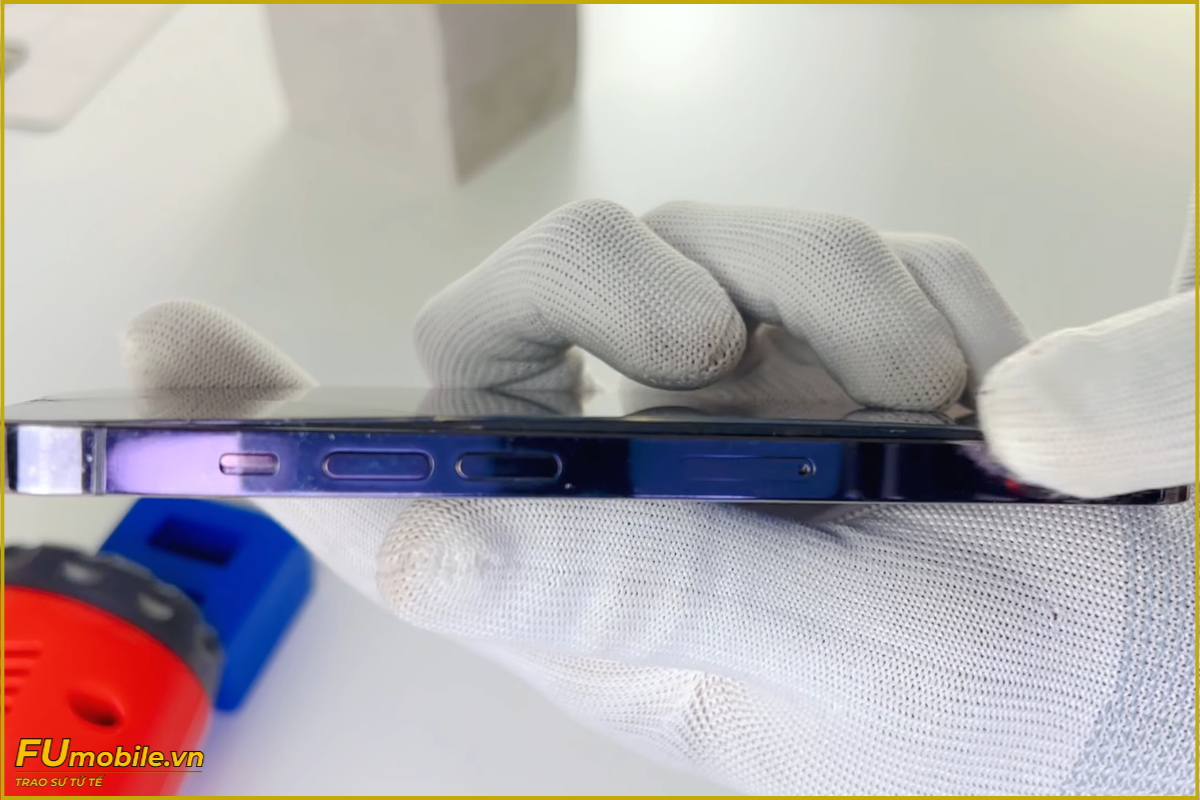 iPhone 14 Pro pin phù đội màn hình lên