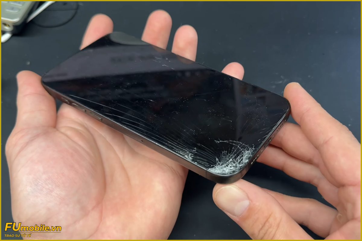 iPhone 15 Pro Max bể màn hình cần thay mới