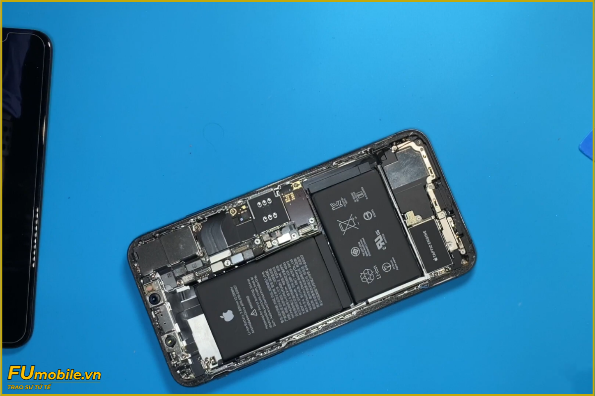 iPhone XS Max pin chai, phù cần thay mới