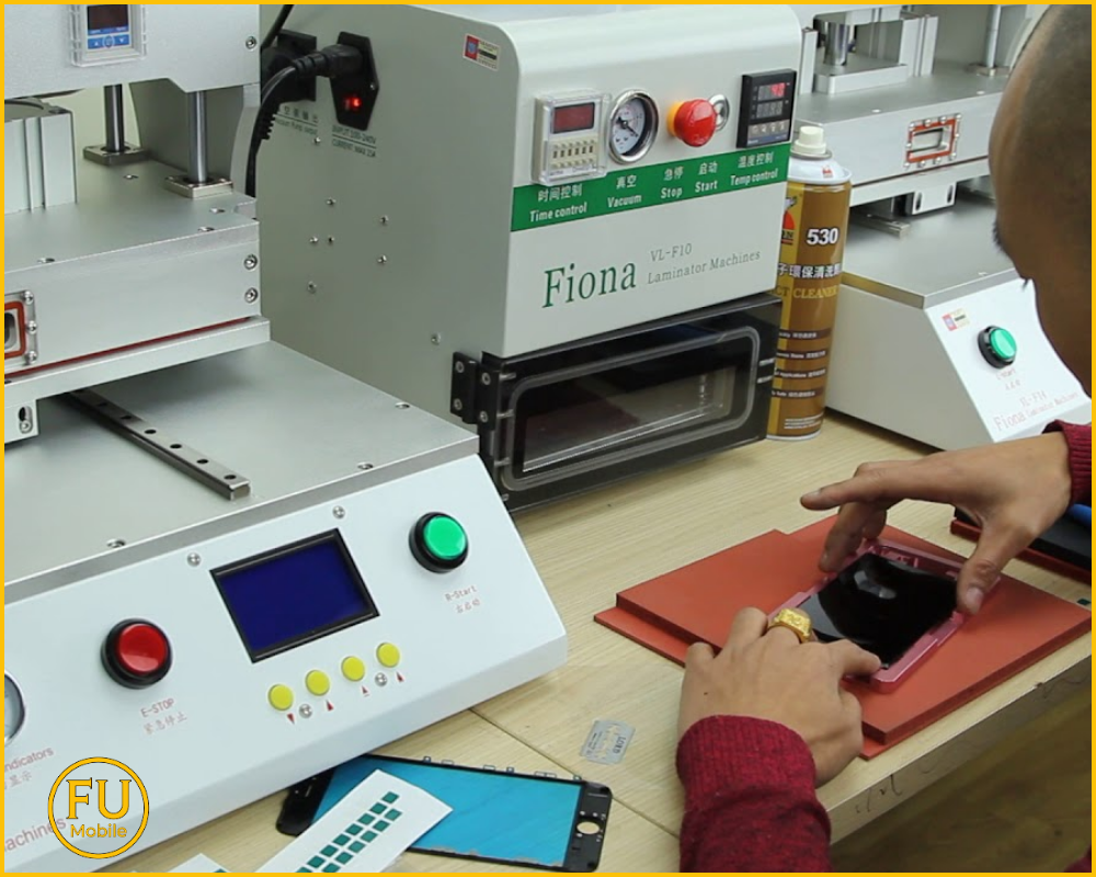 Khách hàng có thể quan sát quy trình ép kính điện thoại