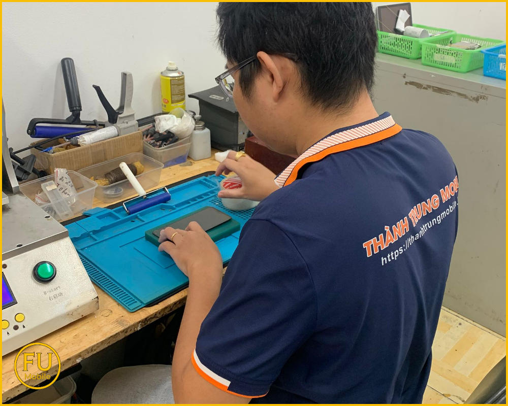 Khách hàng có thể quan sát quy trình thay kính điện thoại tại FUmobile