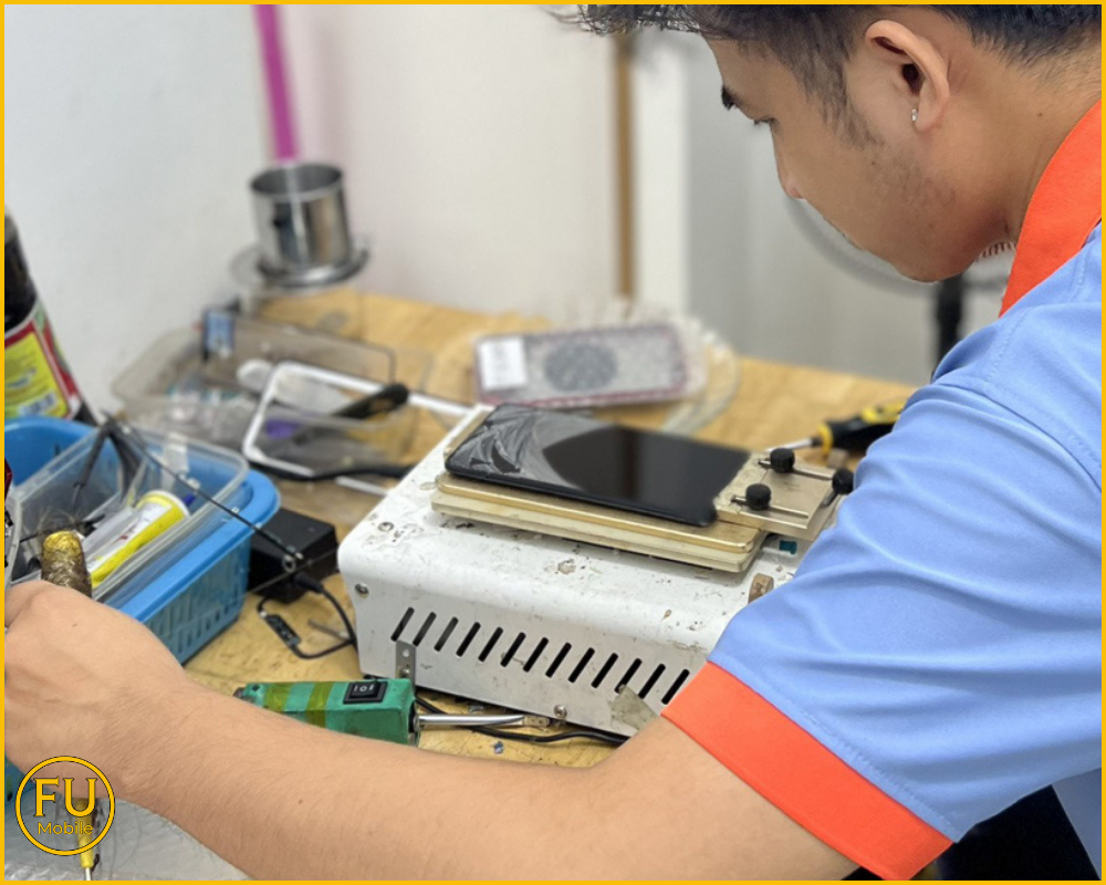 Khách hàng khi ép kính tại FUmobile có thể quan sát toàn bộ quy trình