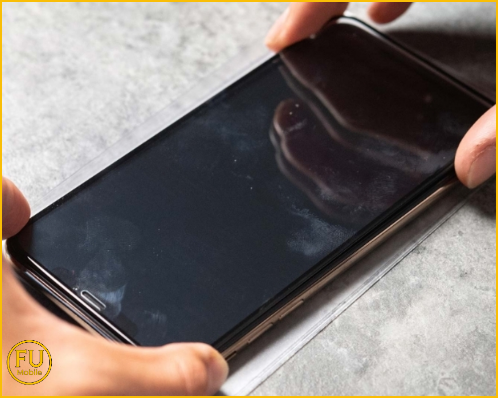 Kiểm tra độ dày của mặt trước điện thoại bằng ánh sáng