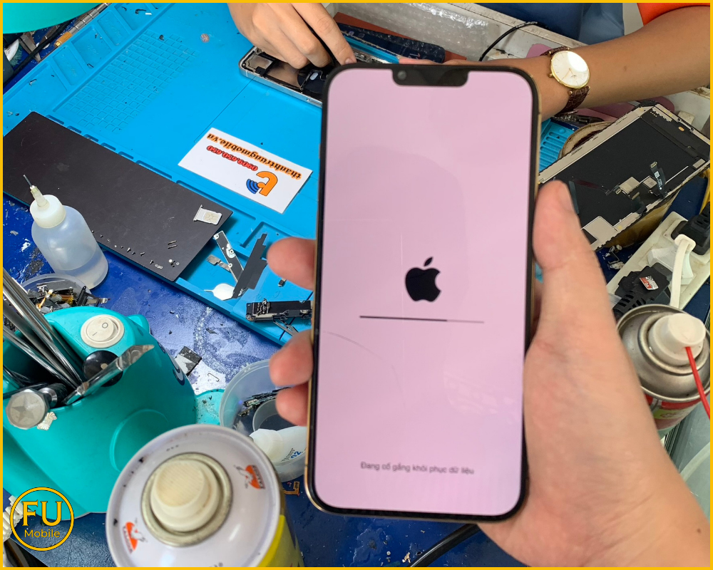 Kỹ thuật viên FUmobile sẽ hỗ trợ bạn bóc tách lớp kính cũ an toàn, vệ sinh sạch sẽ keo thừa và bụi bẩn