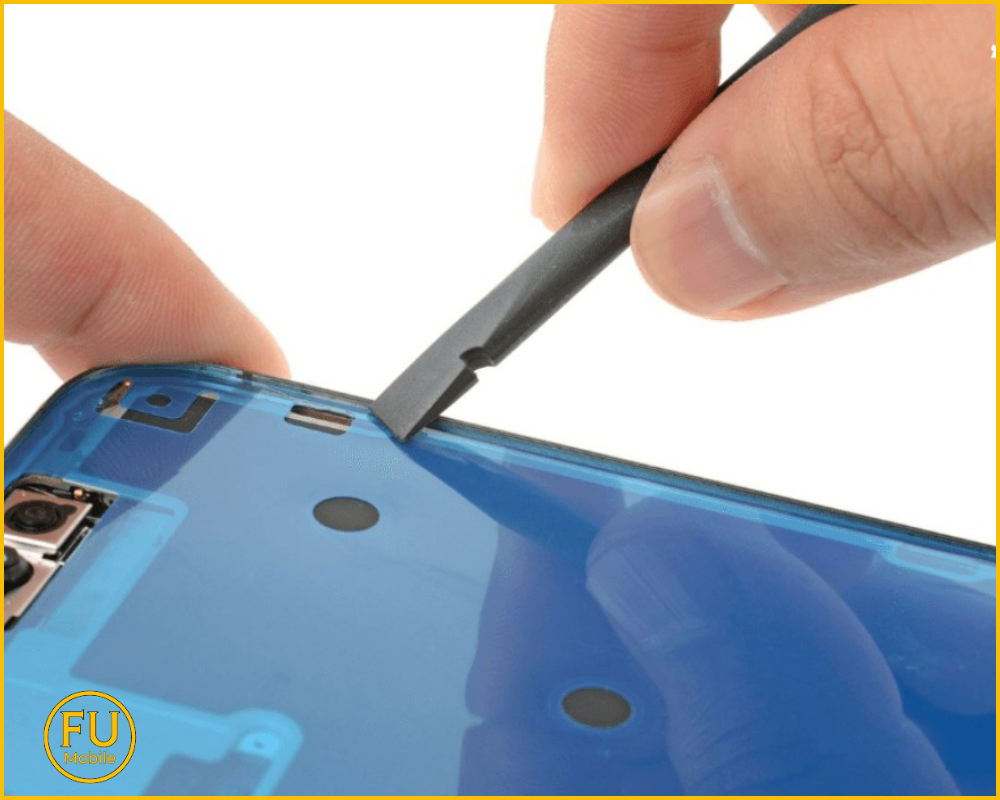 Kỹ thuật viên nhiều kinh nghiệm quyết định trực tiếp đến chất lượng dịch vụ ép kính iPhone 16 Pro Max