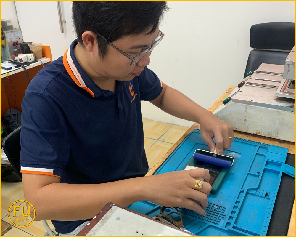 Kỹ thuật viên tiến hành thay kính Samsung Galaxy A23