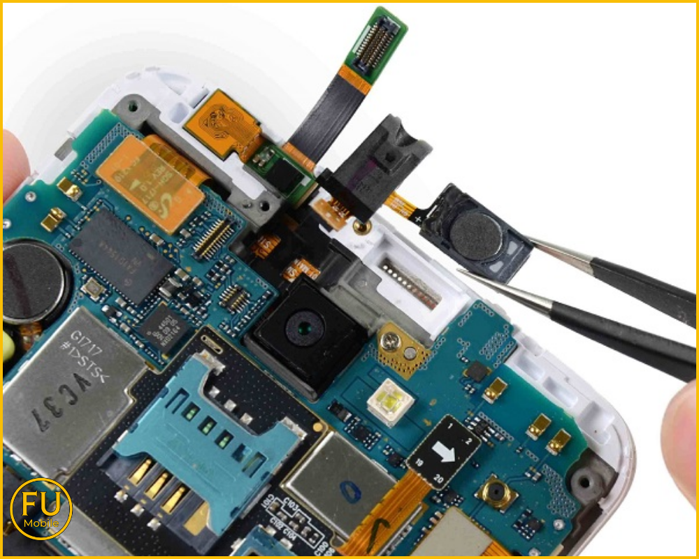 Lợi dụng lúc khách hàng không để ý, kỹ thuật viên tráo các linh kiện zin của máy