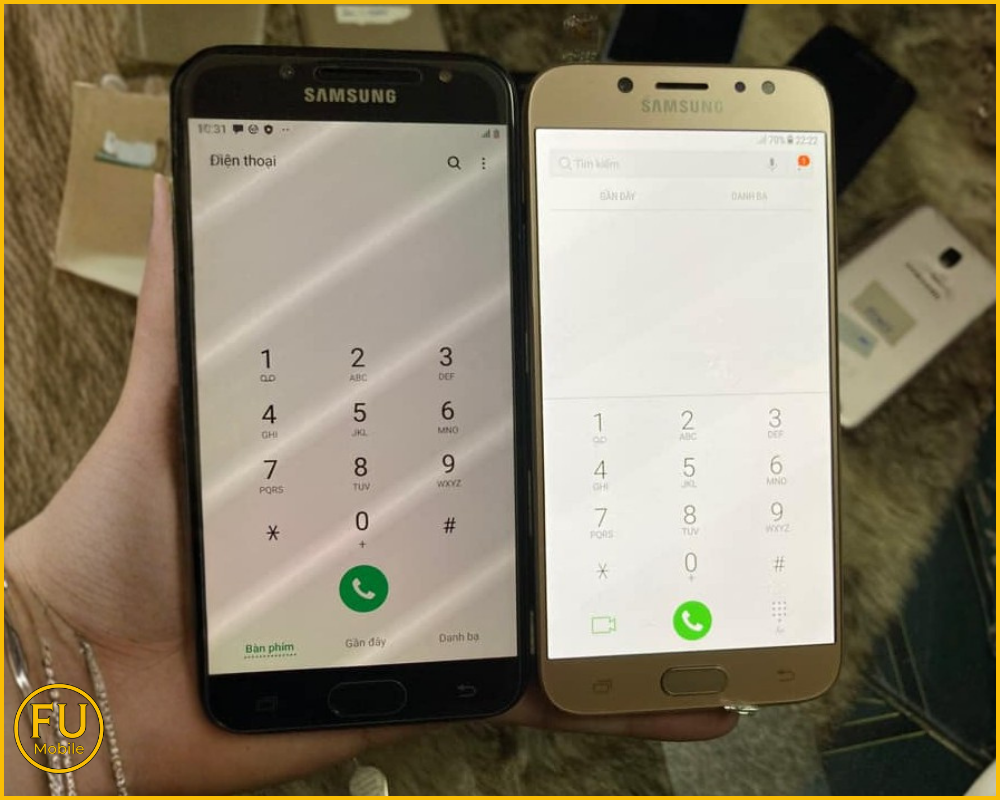 Màn hình Zin (bên trái) và màn hình 2IC (bên phải)