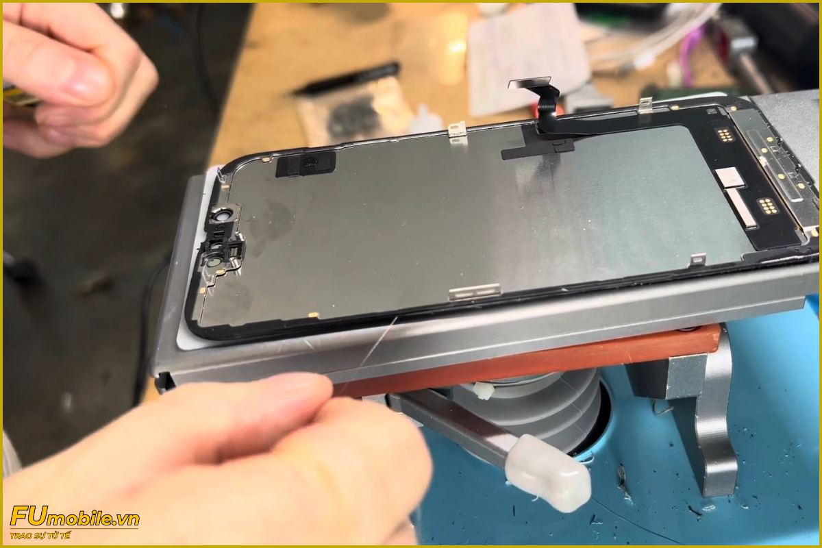 Quy trình ép kính iPhone 14
